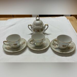 Charming Floral Tea Set with Gold Trim
Kahla Maddona tea set from East Germany